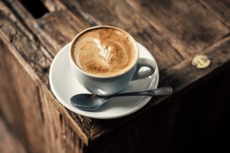 image de la catégorie bonjour représentant une tasse de café remplie et une petite cuillère